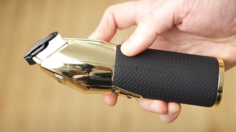 BaBylissPRO BOOST+GoldFX Metal Lithium Outlining Hair Clipper FX870GBP body, rubber grip